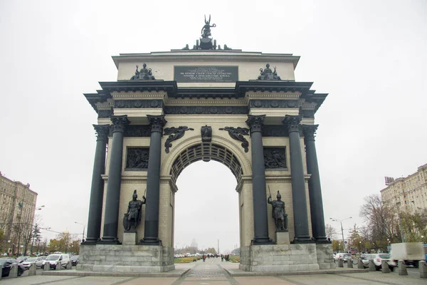 Триумфальная арка на Кутузовском проспекте в Москве — стоковое фото