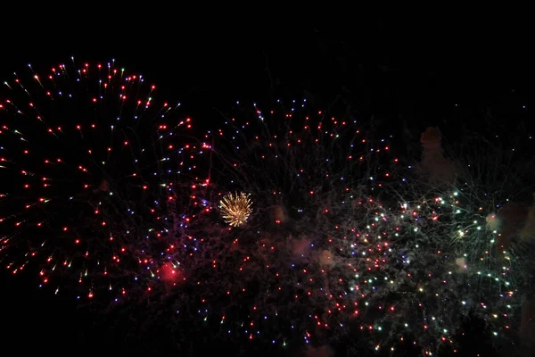 Fuegos artificiales de celebración en el cielo negro de la noche —  Fotos de Stock