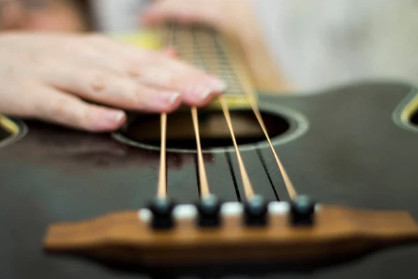 Feminino Segurando Uma Guitarra Baixo Acústico Silenciando Uma Corda Pela — Fotografia de Stock