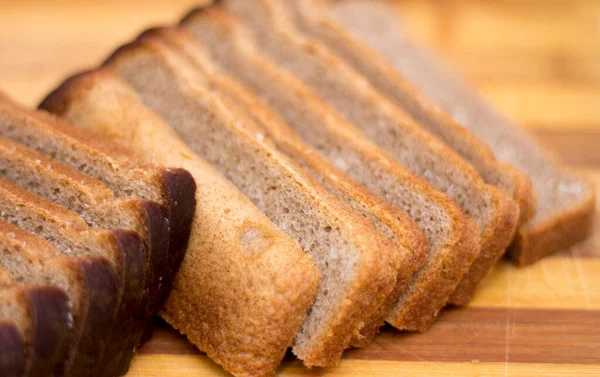 Tahta Kesme Tahtasına Dilimlenmiş Siyah Çavdar Ekmeği — Stok fotoğraf