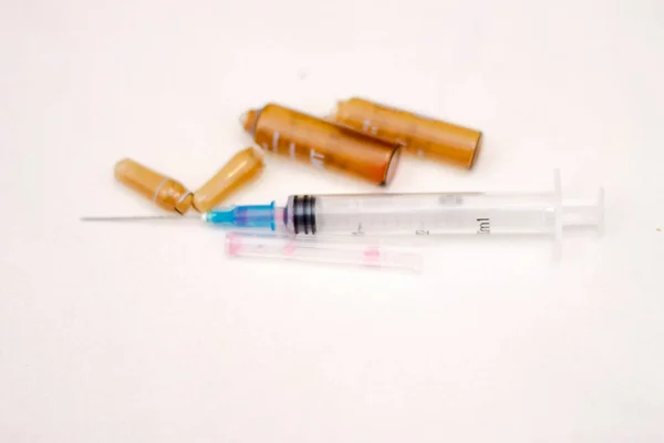 Prázdné Lékařské Ampulky Infuze Použitá Injekční Stříkačka Injekci Izolované Bílém — Stock fotografie