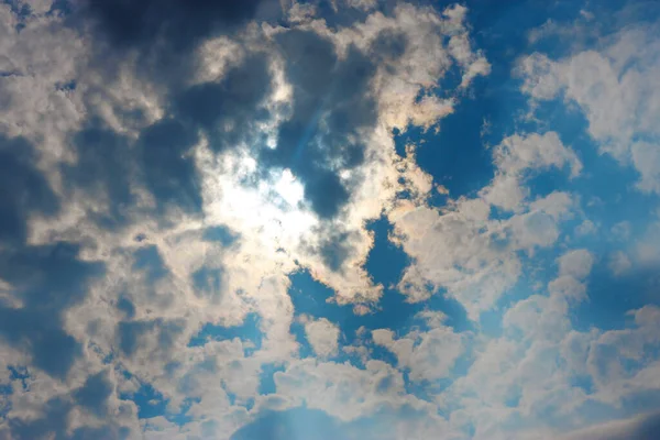 Bouřlivé Bílé Mraky Modré Obloze Cloudscape Pozadí Nadýchaný Mrak Modré — Stock fotografie