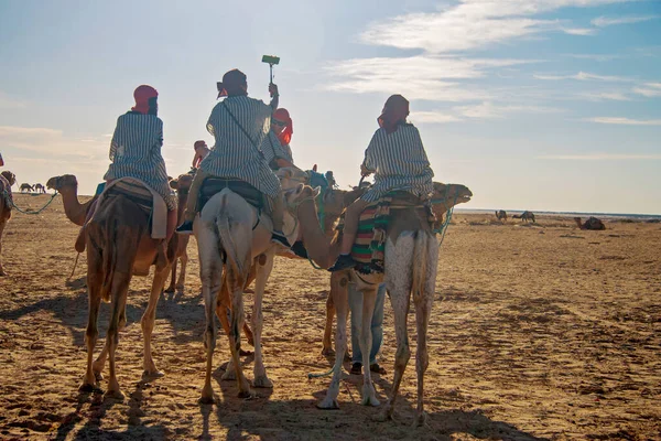Gruppe Von Touristen Reitet Über Dromedar Kamel Fuß Sand Der — Stockfoto