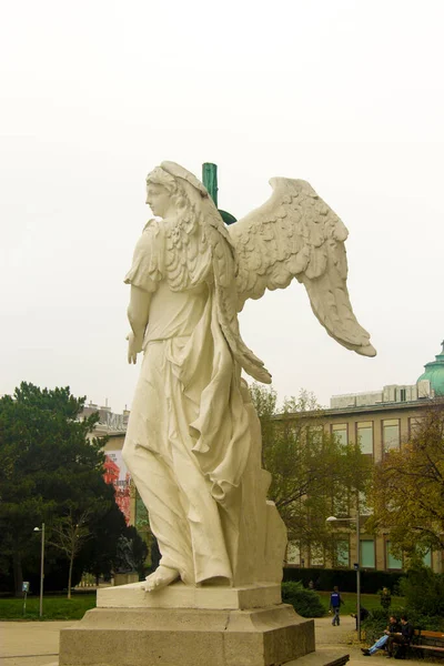 Skulptur Mit Kreuz Und Flügeln Der Nähe Der Karlskirche Karlsplatz — Stockfoto