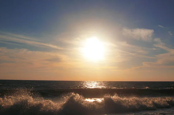 Der Sonnenuntergang Über Dem Meer Und Den Wellen Abend Der — Stockfoto