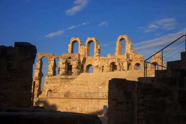 El Jem Tunus 'un Kolezyumu. Kuzey Afrika 'daki antik amfitiyatro 13 Ekim 2018