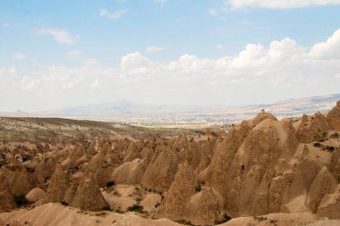 Cappadocia Ulusal Parkı manzarası. Kapadokya Dağları Vadisi gündüz görüşü, Goreme Türkiye