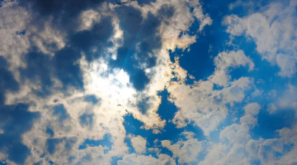 蓝天上乌云密布 云彩背景与蓬松的云彩在蓝色夏日天空壁纸质感上的角色定位 — 图库照片