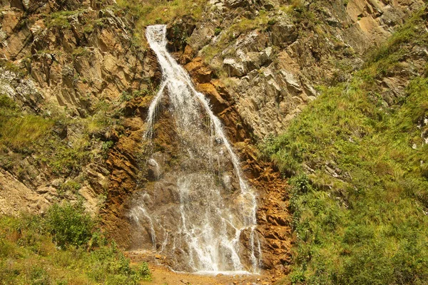 在俄罗斯联邦南部北高加索地区的高加索山脉之间流下的瀑布 — 图库照片
