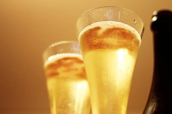 Garrafa Champanhe Dois Copos Cheios Champanhe Frio Antes Beber Isolado — Fotografia de Stock