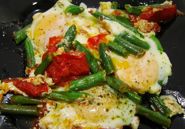 Manhã Quente Assado Ovos Inteiros Placa Preta Com Tomate Feijão — Fotografia de Stock