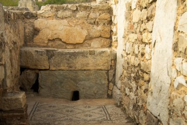 Tunus 'un Bulla Regia şehrinde iki kişinin tuvaleti. Antika Roma kalıntıları ve mimarisi.