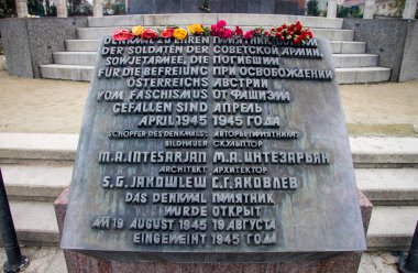 Sovyet askerlerinin Anıt Anıtı altındaki hafıza tahtası - Viyana 'daki Kızıl Ordu Kahramanları - 5 Kasım 2018