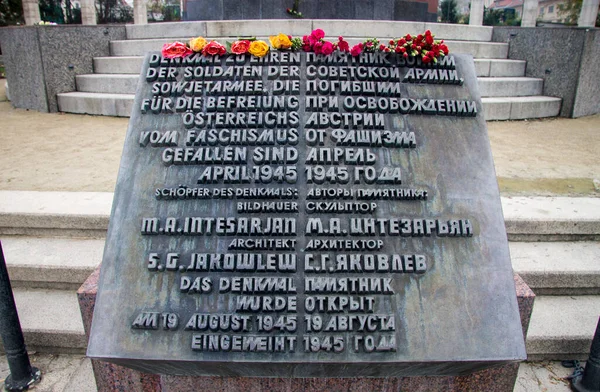 Sovyet askerlerinin Anıt Anıtı altındaki hafıza tahtası - Viyana 'daki Kızıl Ordu Kahramanları - 5 Kasım 2018