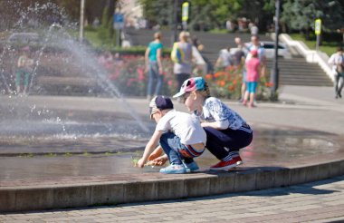 12 Haziran 2016 'da Pyatigorsk, Rusya' da şehir merkezinde bir fıskiyenin yanında oynayan çocuklar