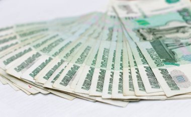 Dağılmış Rus 1000 rublelik banknotlar beyaz arka planda izole edilmiş.