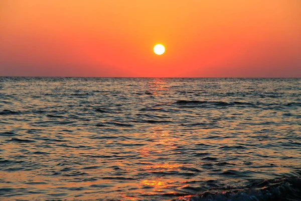 Hermosa Puesta Sol Sobre Mar Cielo Despejado Buenas Noches Orilla — Foto de Stock
