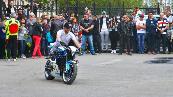 Moto Free Style Pilot Białym Niebieskim Motocyklu Stunting Placu Pyatigorsk — Zdjęcie stockowe