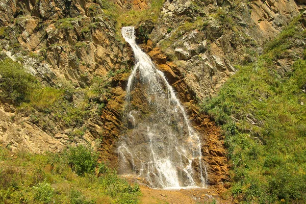 Cachoeira Que Desce Entre Montanhas Cáucaso Norte Sul Federação Russa — Fotografia de Stock