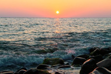 Denizin üstünde güzel bir gün batımı. Deniz kıyısında iyi akşamlar. Karadeniz kıyısı