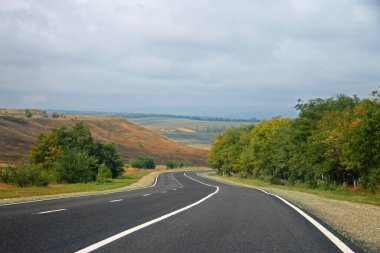 Gündüz vakti arabaları hareket ettirmeden virajlı yol