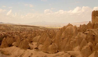 Cappadocia Ulusal Parkı manzarası. Kapadokya Dağları Vadisi gündüz görüşü, Goreme Türkiye