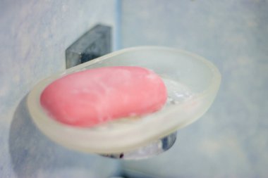 Banyodaki sabunlukta pembe bir sabun parçası. Yakın plan.