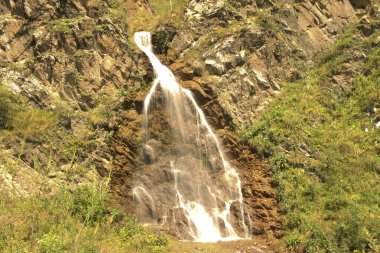 Rusya Federasyonu 'nun güneyindeki Kuzey Kafkasya' daki bir kafkas dağlarının arasından çağlayan şelale.
