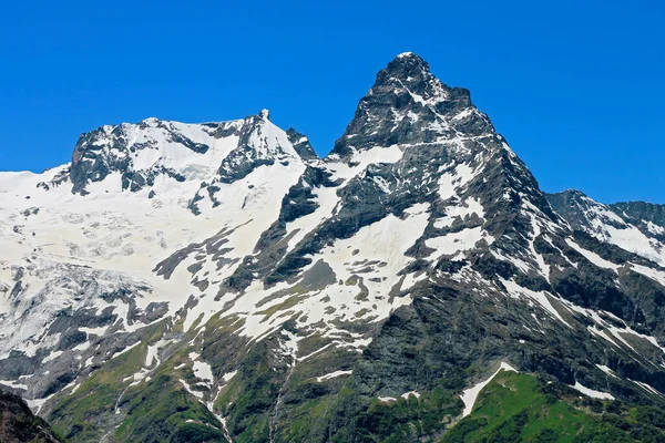 Dombai Montañas Picos Bajo Nieve Cielo Azul Claro —  Fotos de Stock