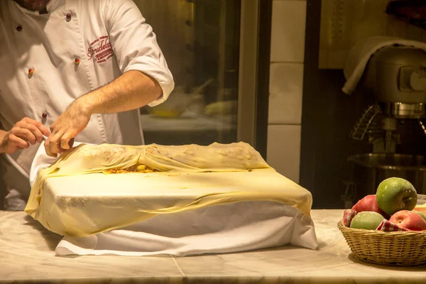 Especialista Culinario Una Clase Magistral Sobre Strudel Espectáculo Strudel Viena —  Fotos de Stock