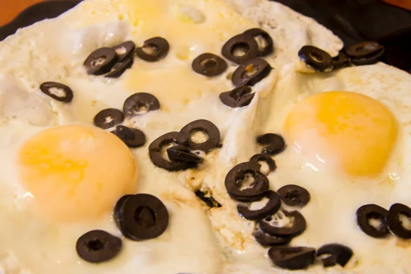 Manhã Assado Ovos Inteiros Placa Preta Com Azeitonas Pretas Close — Fotografia de Stock