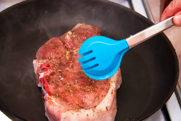 Mulher Transformando Pedaço Carne Crua Por Pinças Uma Frigideira Vapor — Fotografia de Stock