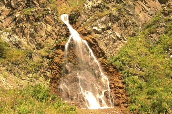 Cascada Que Desciende Entre Las Montañas Del Cáucaso Norte Sur — Foto de Stock