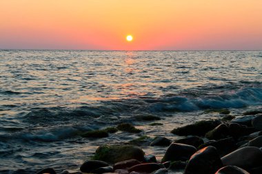 Denizin üstünde güzel bir gün batımı. Deniz kıyısında iyi akşamlar. Karadeniz kıyısı