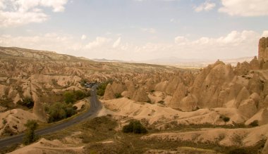 Cappadocia Ulusal Parkı manzarası. Kapadokya Dağları Vadisi gündüz görüşü, Goreme Türkiye