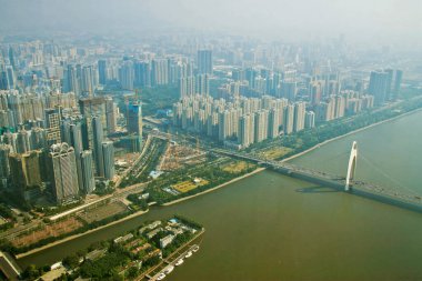Guangzhou şehri ve Canton Kulesi 'nin pencerelerinden Pearl nehri manzarası