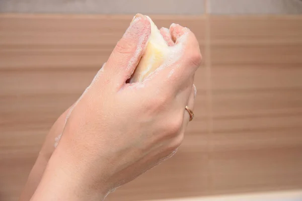 Banyoda Ellerini Süngerle Yıkayan Bir Kadın — Stok fotoğraf