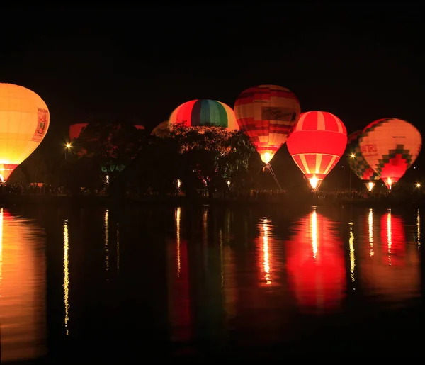 Balony Ogrzane Powietrze Latające Wieczornym Niebie Pobliżu Jeziora Wrzesień 2014 — Zdjęcie stockowe