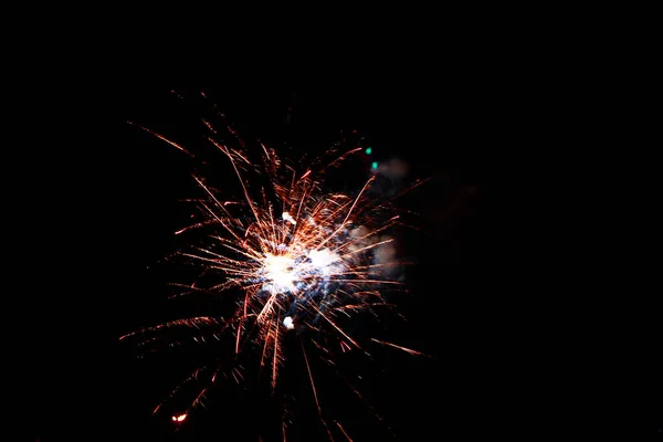 Celebración Fuegos Artificiales Colores Parpadeando Fondo Negro Cielo Nocturno —  Fotos de Stock