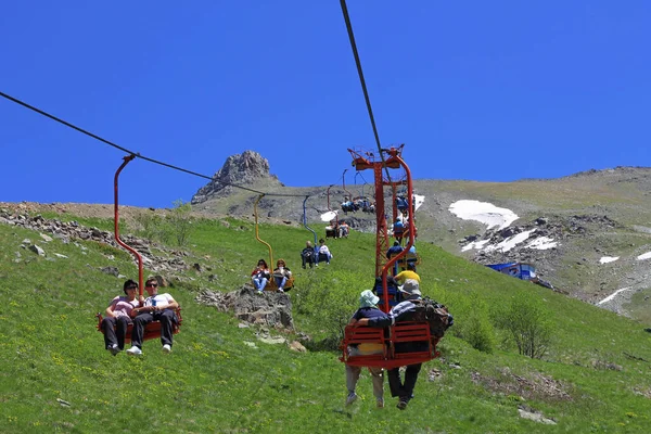 Menschen Auf Den Doppelsesseln Der Seilbahn Dombai Gebirge Russische Föderation — Stockfoto