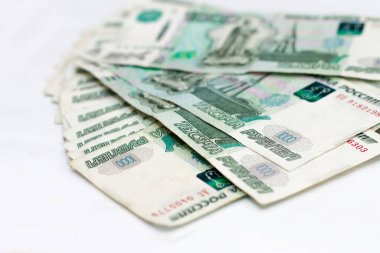 Dağılmış Rus 1000 rublelik banknotlar beyaz arka planda izole edilmiş.