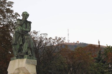 Mikhail Lermontov anıtı 12 Eylül 2012 'de Pyatigosk parkında Mashuk dağına karşı