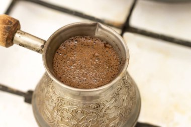 Sıcak, lezzetli bir kahve geleneksel olarak eski bir Türk 'ü sıcak yemek pişirme fırınına yerleştirir.
