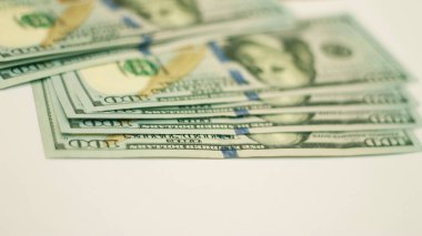 Yeni kağıt yığınları. Beyaz arka planda 100 dolar izole edilmiş.