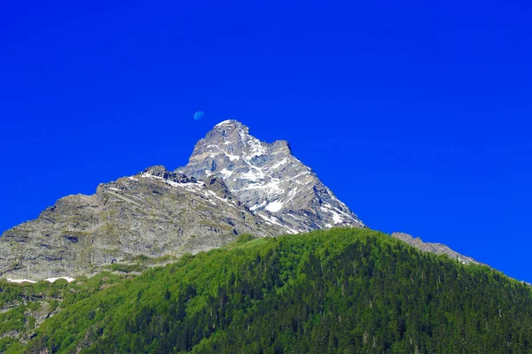 Dombai Cáucaso Montanhas Picos Sob Neve Céu Azul Claro Com — Fotografia de Stock