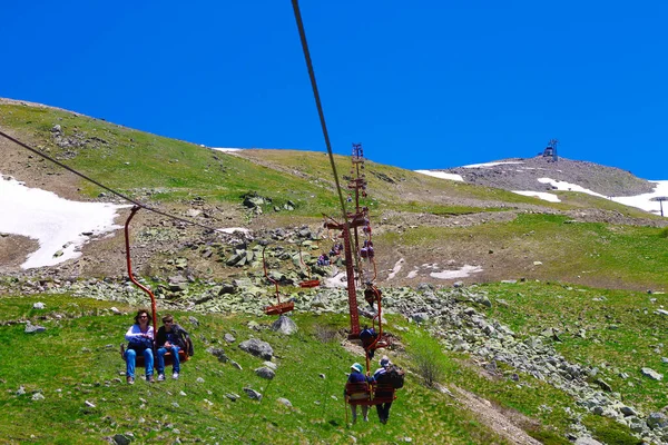 Menschen Auf Den Doppelsesseln Der Seilbahn Dombai Gebirge Russische Föderation — Stockfoto