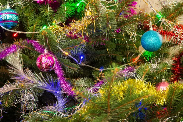 クリスマスツリーに掛けられたクリスマスツリーの装飾 新年のお祝い — ストック写真