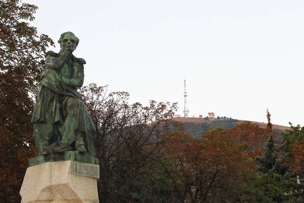 Mikhail Lermontov Monumento Contra Montaña Mashuk Parque Pyatigosk Sept 2012 — Foto de Stock