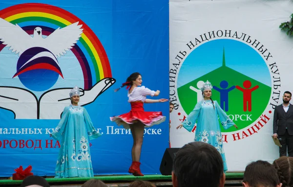 Ulusal Kültür Festivali Ulusların Yuvarlak Dansı Pyatigorsk Rusya Federasyonu Haziran — Stok fotoğraf