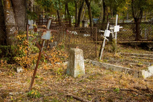 Cruzes Metal Antigas Nas Sepulturas Cemitério Velho Necrópole Parte Histórica — Fotografia de Stock